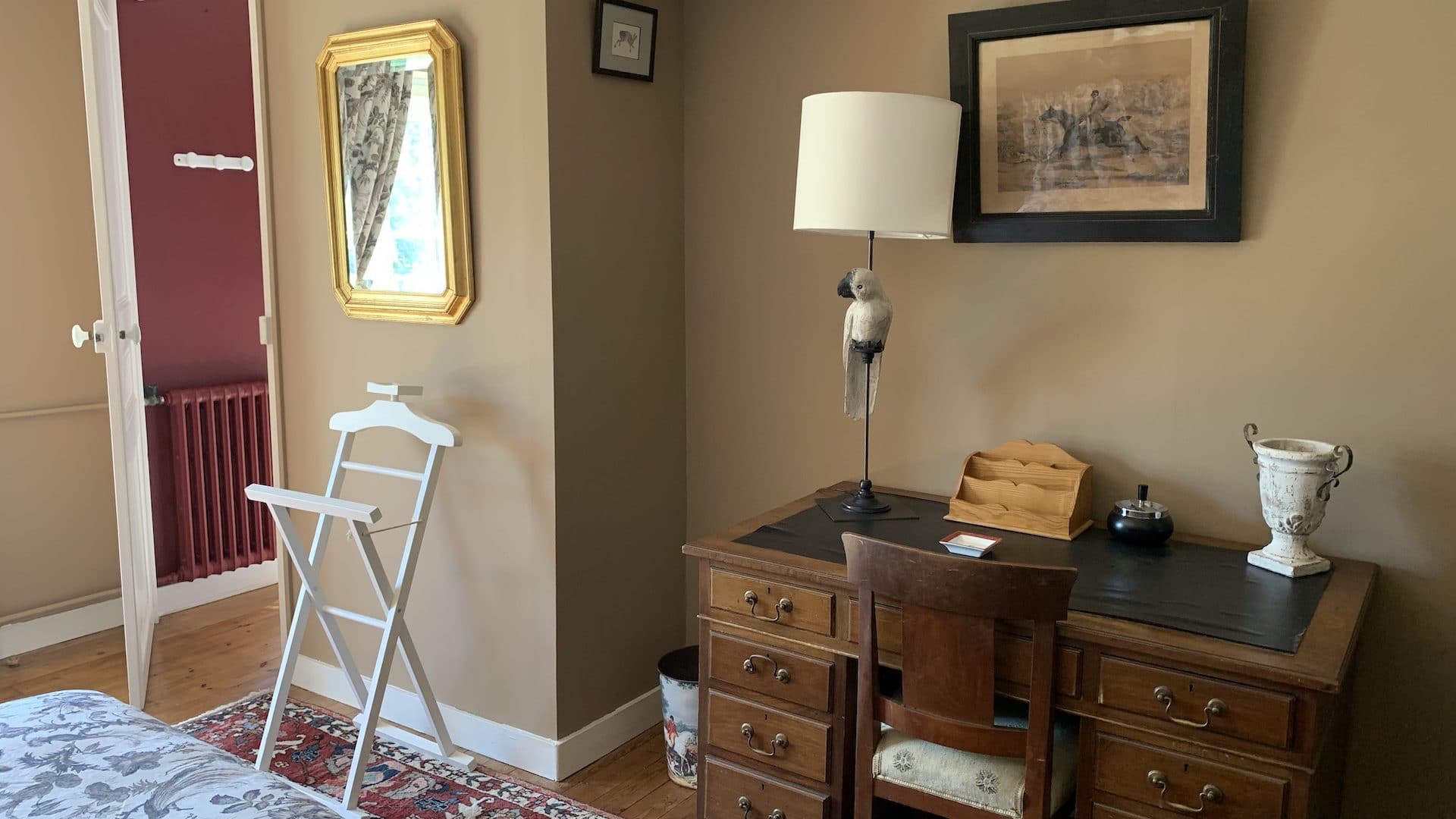 Chambre Taupe, coin bureau